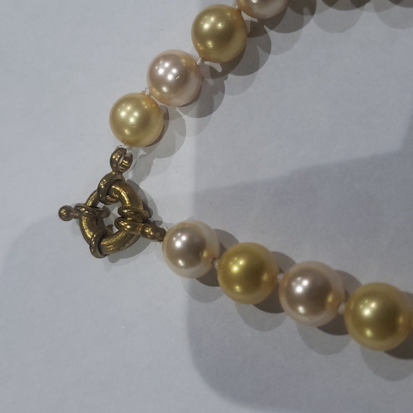 Vintage yellow Pearl Necklace - Picture 8 of 9